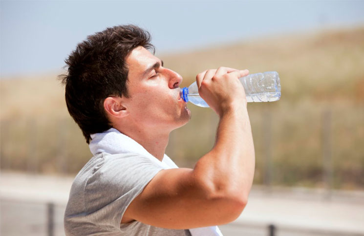 Qué sucede si no bebemos agua