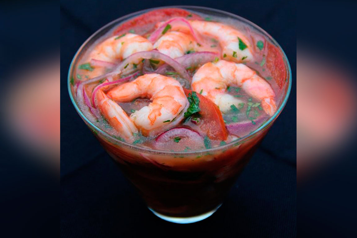 Recárgate con un ceviche de camarones