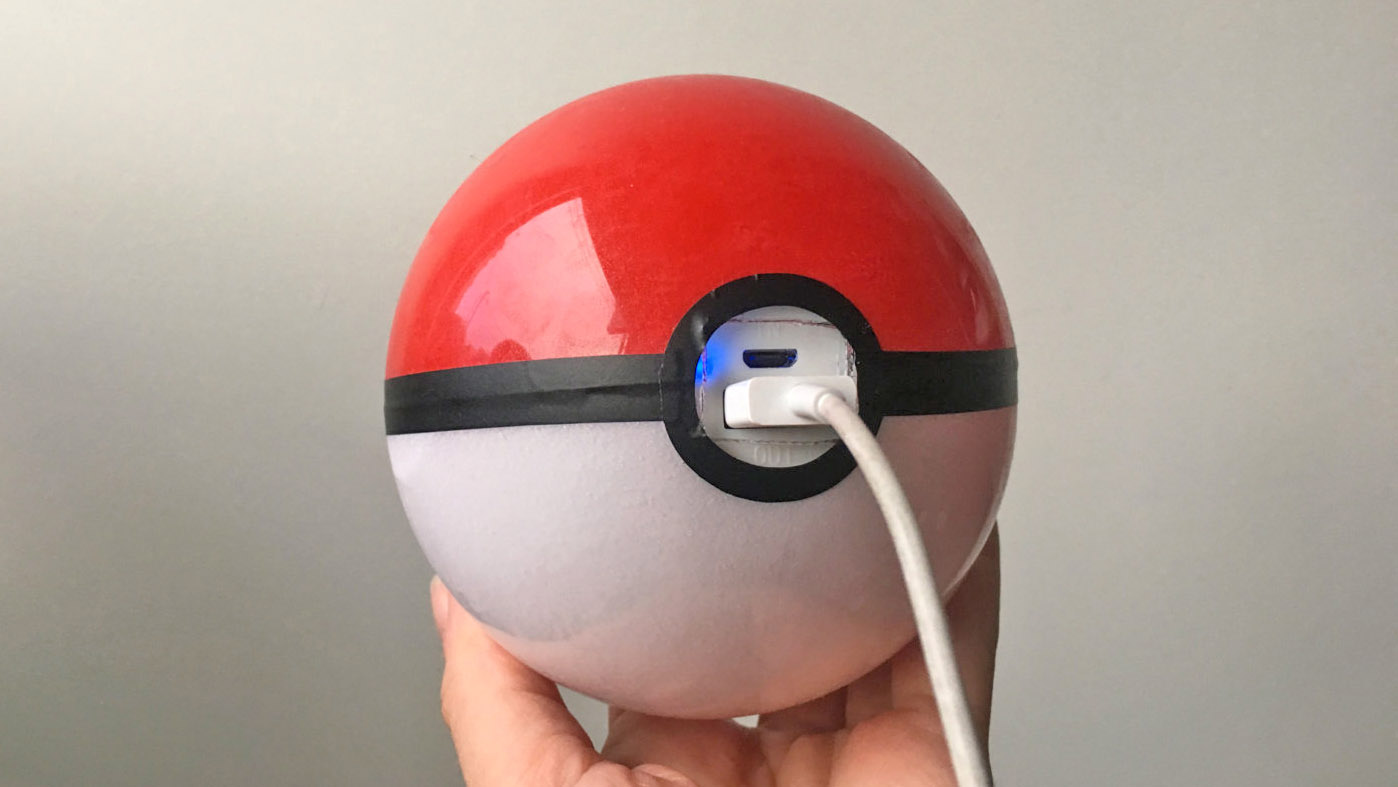 Batería con forma de Pokebola ideal para Pokémon Go