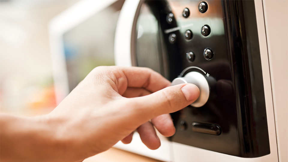 Se pierden nutrientes al cocinar en el microondas