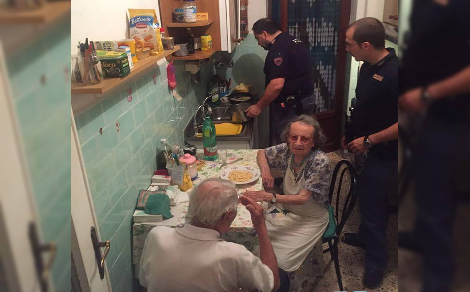 Patrulla policial prepara pasta para pareja de ancianos