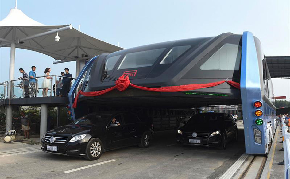 China prueba autobús que avanza sobre el tráfico