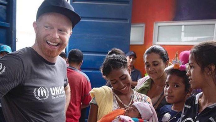 Actor de Modern Family colabora en refugio para venezolanos