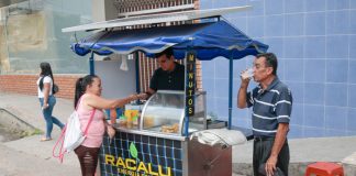 Venezolano vende pasteles calientes con energía solar