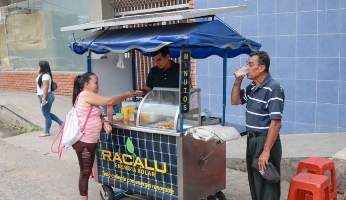 Venezolano vende pasteles calientes con energía solar