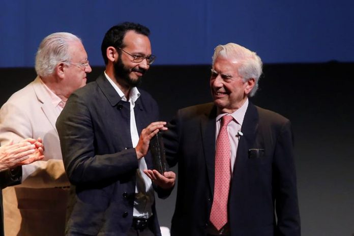 Escritor venezolano Rodrigo Blanco Calderón gana la II Bienal Vargas Llosa