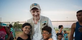 Liam Neeson visita a niños refugiados venezolanos en Brasil