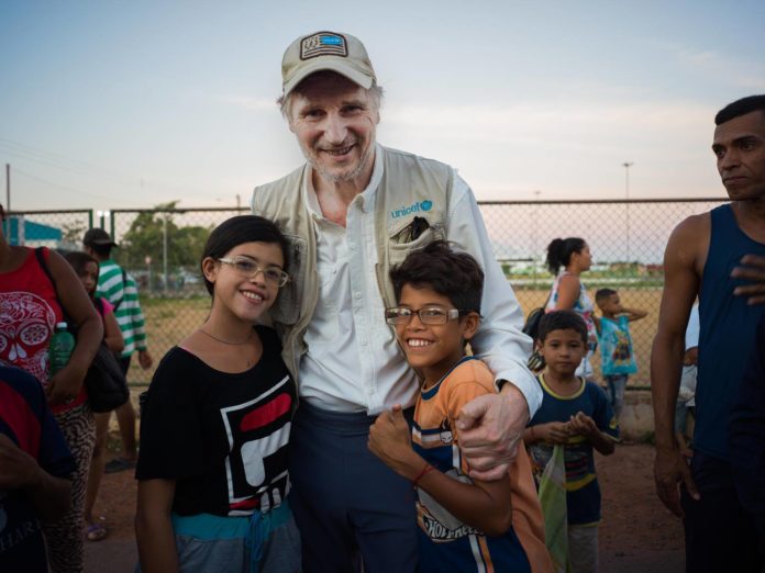 Liam Neeson visita a niños refugiados venezolanos en Brasil