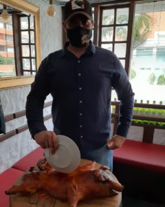 Henrry Montoya y un Cochinillo Segoviano.