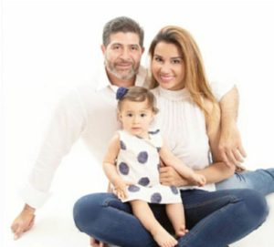 Henrry Montoya y Débora Salazar con su pequeña hija.